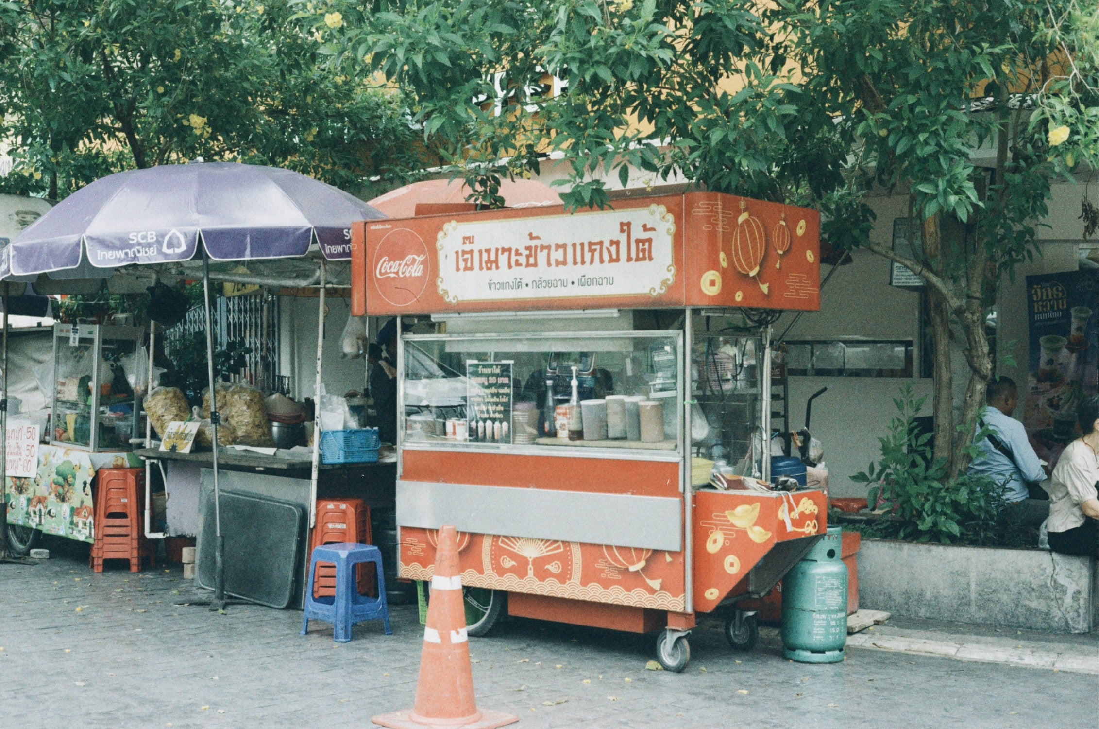 URBAN 400 high grain film photo of a Bangkok street food cart.