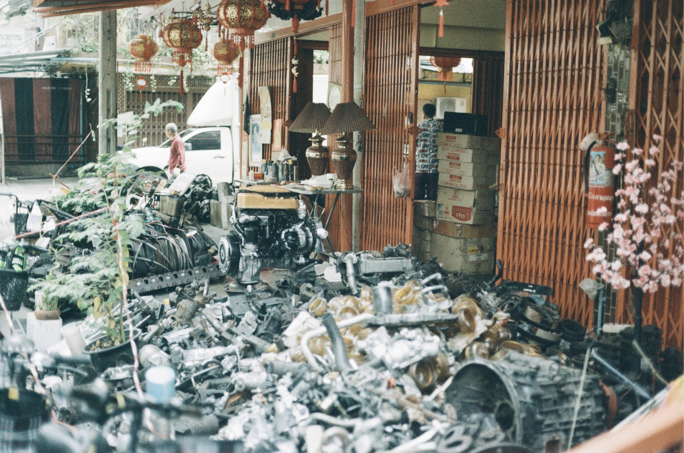 URBAN 400 film capturing a high grain street market scene with machinery and lanterns.